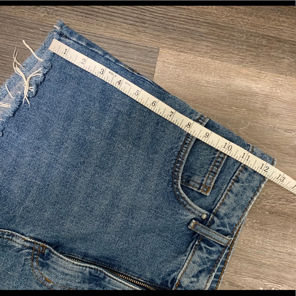 ❤️F21 Demin Cut Offs - Picture 6 of 9